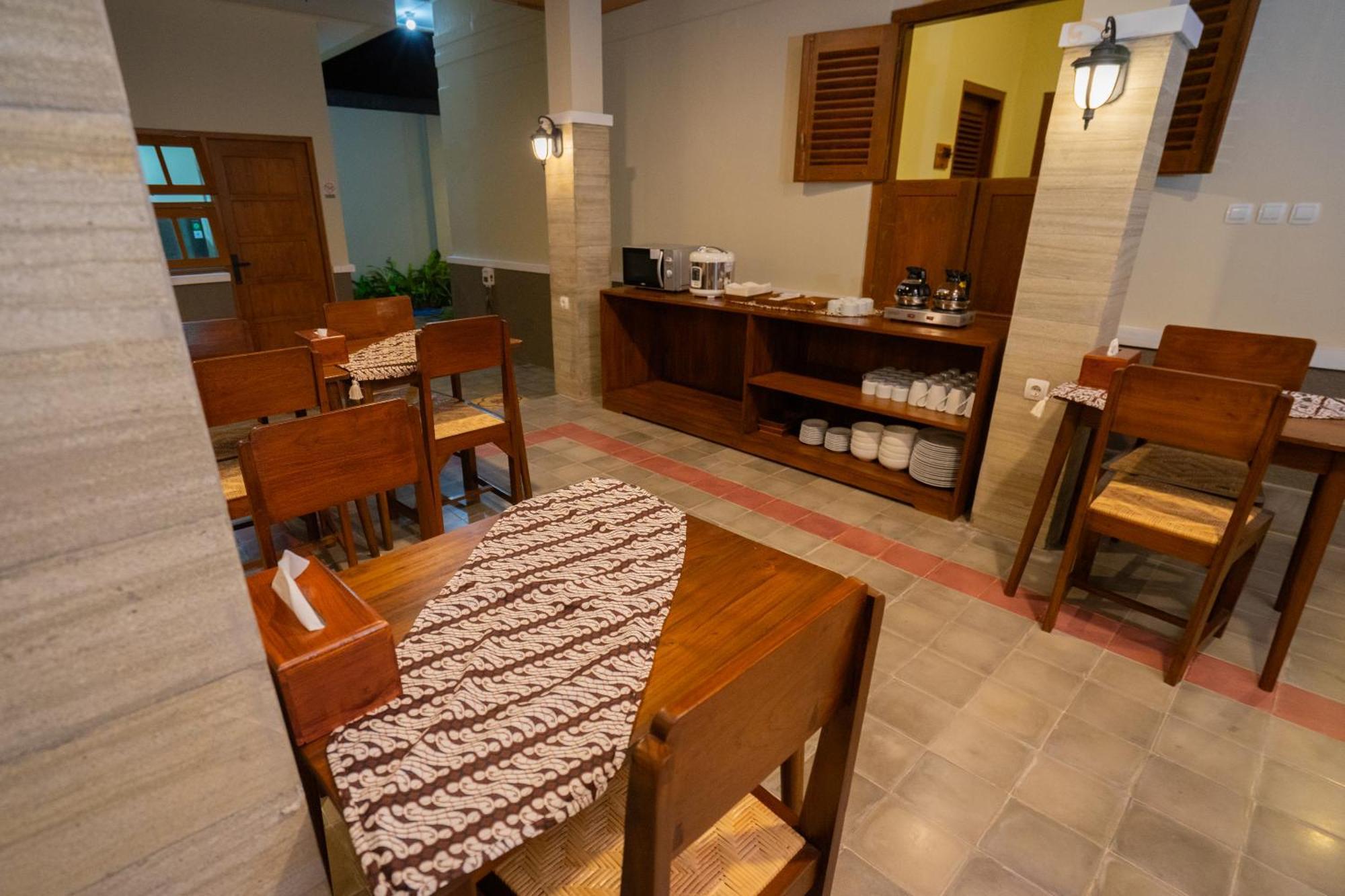 Yuwono Hotel & Villa Malioboro Yogyakarta Exterior photo